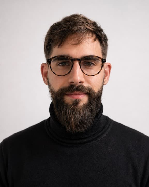 Grégoire Baur, monteur vidéo, derrière Clapin